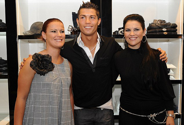 CR7-with-His-Sisters
